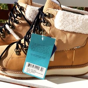 Tom's womens boots size 9.5